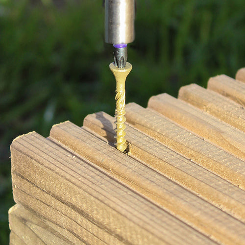 A premium decking screw using the C2 twin-cut technology. Coated with a patented multi-layer corrosion resistant plating to withstand up to 1,000 hours in a salt spray cabinet. This new and innovative design enables the screw to rapidly penetrate the timber, cleanly countersink and securely clamp the decking board to the joists. 