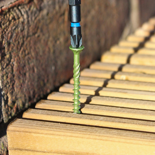 An economic but highly effective softwood decking screw. Plated to withstand up to 500 hours in a salt spray cabinet and designed to give a rapid installation and a secure fixing. 